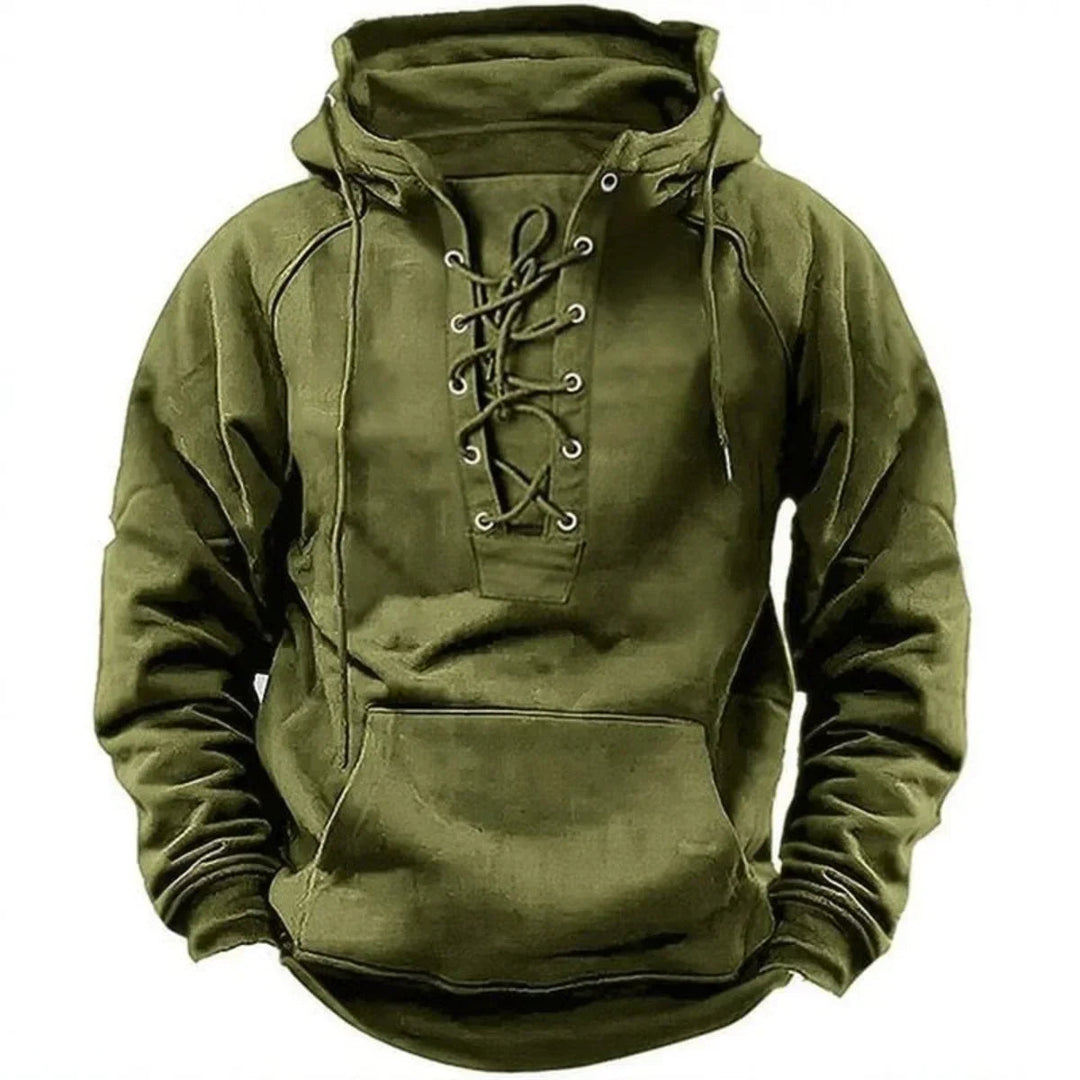 Uomo indossa felpa con cappuccio e allacciatura frontale, per uno stile casual e comfort quotidiano.