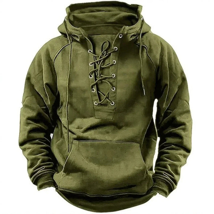 Uomo indossa felpa con cappuccio e allacciatura frontale, per uno stile casual e comfort quotidiano.