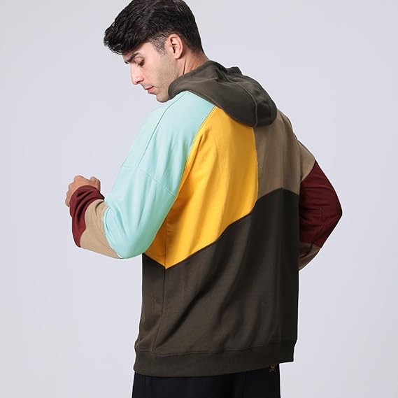 Abbigliamento uomo: felpa con cappuccio e blocchi di colore, ideale per look urbano casual.