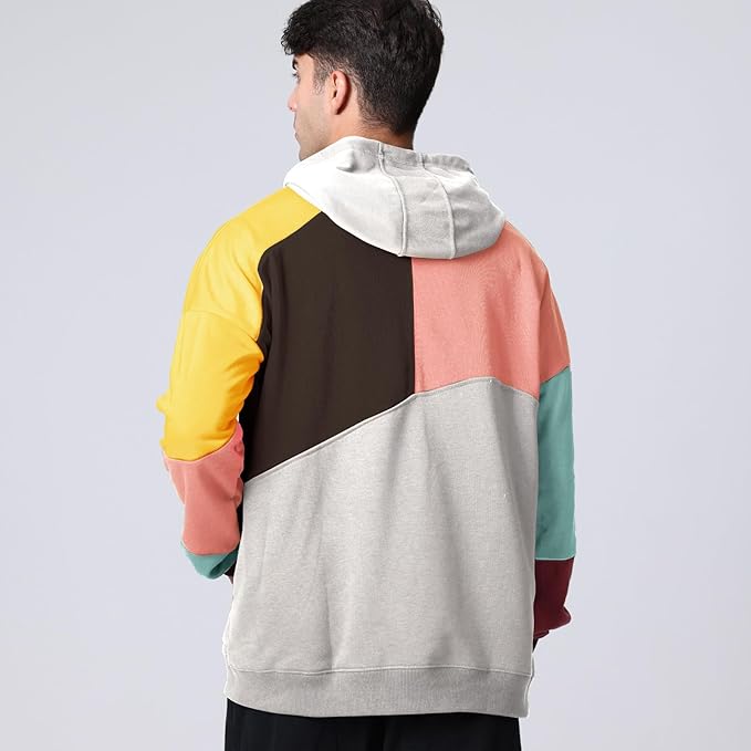 Felpa uomo con cappuccio, design a blocchi di colore. Abbigliamento moderno per autunno inverno.