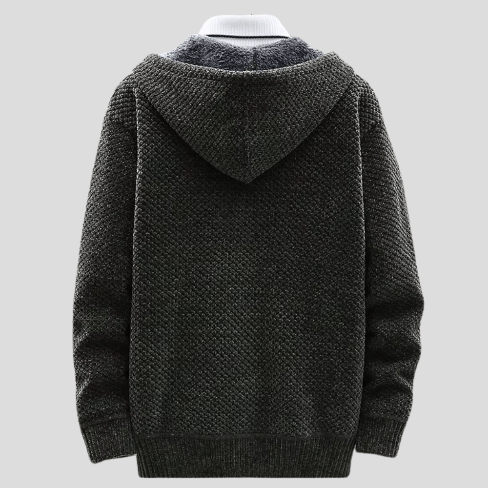 Uomo che indossa felpa con cappuccio, mostra vestibilità e stile casual rilassato. Abbigliamento uomo.