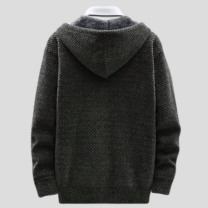 Uomo che indossa felpa con cappuccio, mostra vestibilità e stile casual rilassato. Abbigliamento uomo.