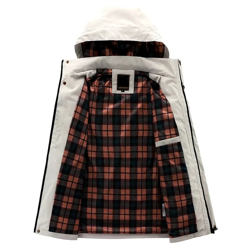 Moderna felpa uomo con cappuccio e tasche funzionali. Perfetta per il tempo libero e un look urbano, comoda vestibilità.