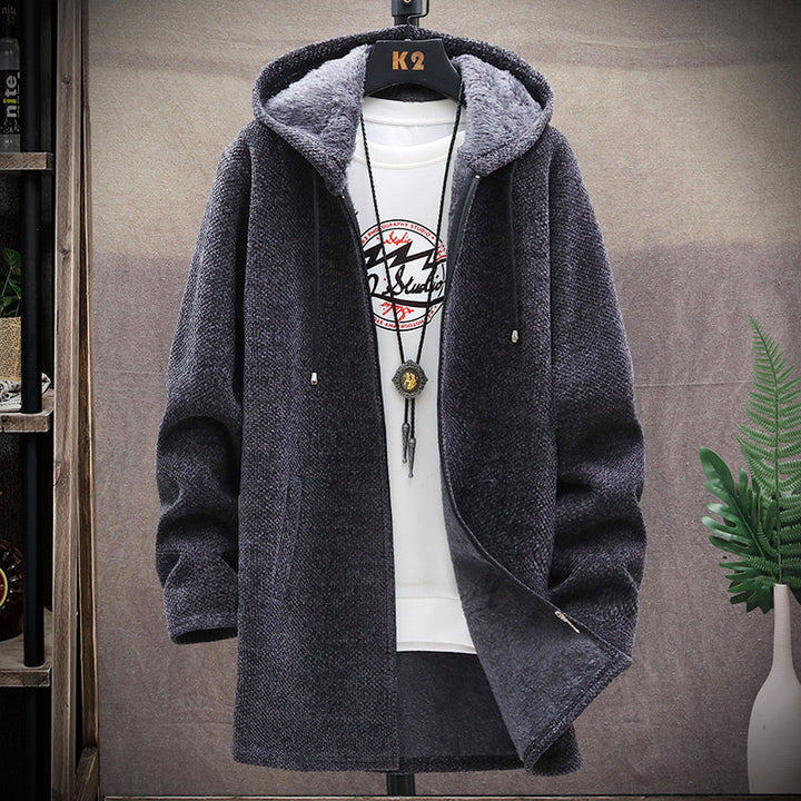 Uomo indossa felpa con cappuccio nera, calda e avvolgente. Perfetta per abbigliamento casual invernale.
