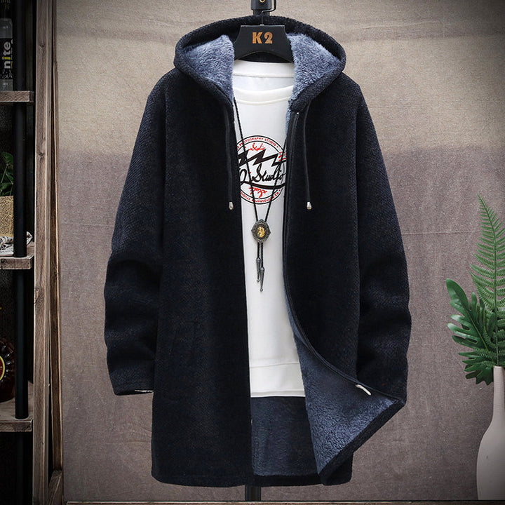 Felpa uomo sportiva con cappuccio e chiusura zip. Ideale per comfort quotidiano e moda casual.