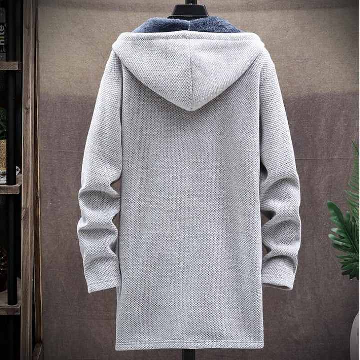 Uomo in felpa con cappuccio e zip, stile versatile per l'uomo moderno. Calore e comfort garantiti.