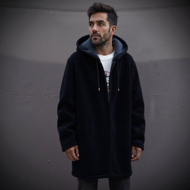 Felpa invernale uomo con cappuccio, chiusura a zip, per un look casual e caldo. Comfort quotidiano assicurato.
