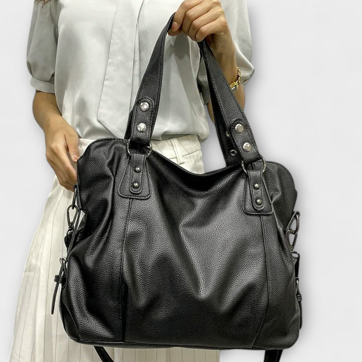 Borsa hobo nera da donna, morbida a spalla. Ideale per look chic e quotidiani. Un classico della moda donna.