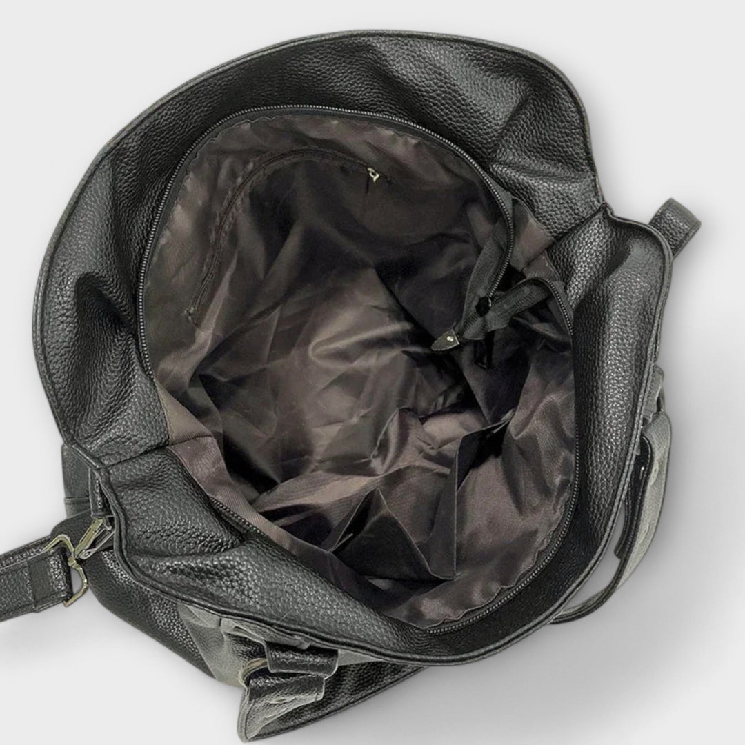 Donna indossa borsa hobo morbida a spalla. Accessorio moda quotidiano che aggiunge eleganza ad ogni look.