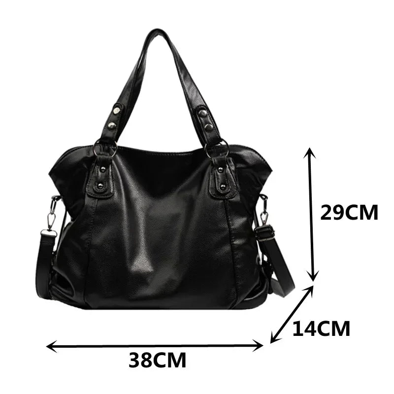 Borsa hobo marrone da donna, morbida e a spalla. Accessorio chic e versatile, perfetto per l'uso quotidiano.