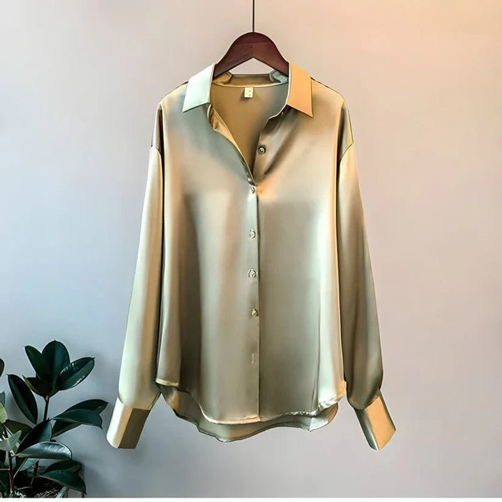Blusa donna satinata lucida e morbida, con colletto e maniche lunghe. Ideale per un tocco elegante e versatile.