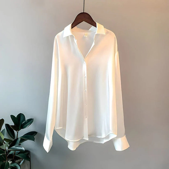 Blusa donna satinata con raffinato colletto e maniche lunghe, un capo elegante e di moda per ogni occasione.