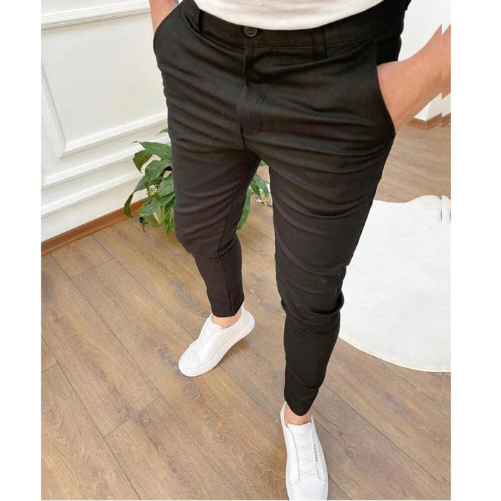Pantaloni uomo eleganti smart-casual neri, versatili per ufficio e tempo libero, look sofisticato e confortevole.
