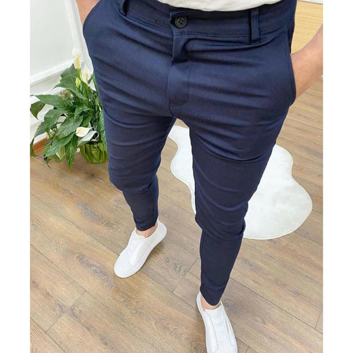 Pantalone classico uomo grigio, elegante e confortevole, ideale per outfit smart casual e abbigliamento ufficio moderno.
