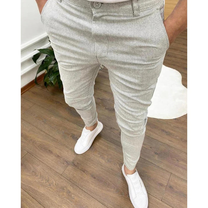 Pantaloni uomo eleganti, vestibilità comoda per un outfit smart-casual impeccabile. Perfetti per la moda maschile versatile.