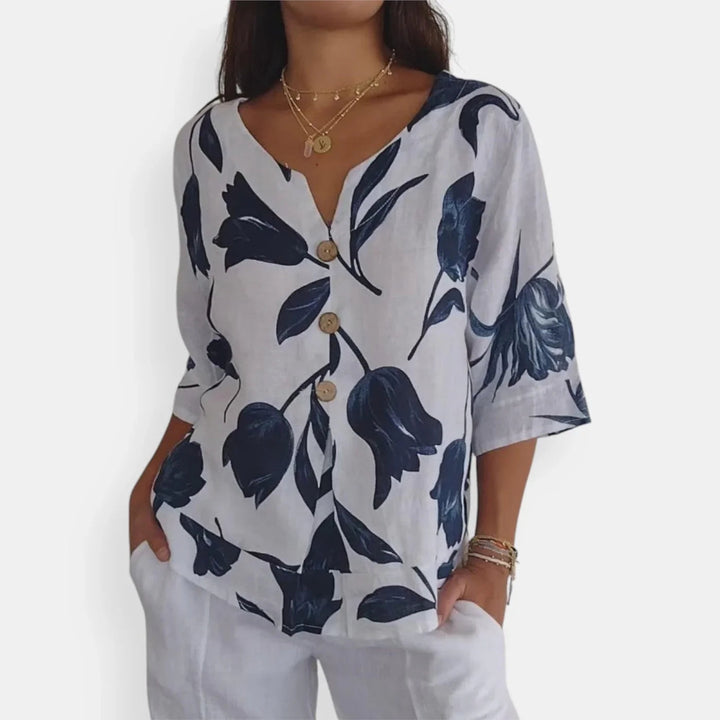 Versatile blusa donna floreale a maniche 3/4 e scollo a V, perfetta per outfit casual estivi o look primaverili eleganti.