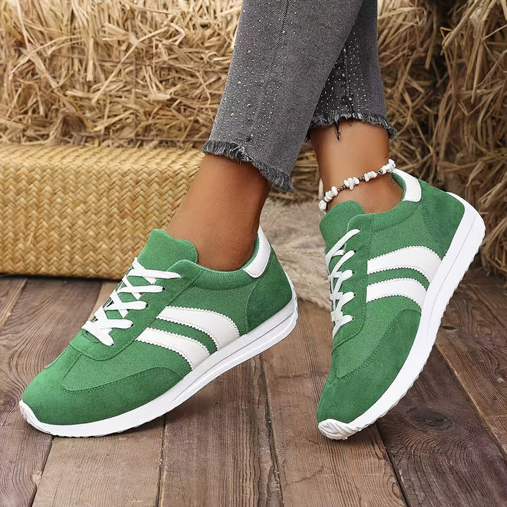 Dettaglio sneakers ortopediche da donna blu, tessuto traspirante, allacciatura sicura e design ergonomico.