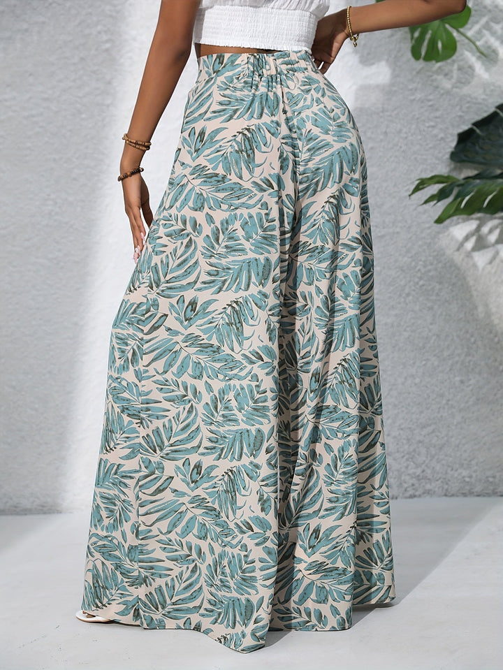 Dettaglio stampa floreale su pantaloni palazzo da donna fluidi, ideali per un look estivo elegante.