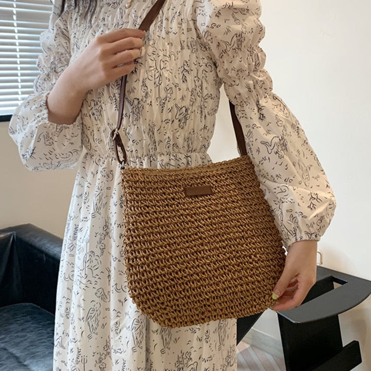 Borsa tracolla donna estiva in paglia intrecciata, artigianale, ideale per look casual e spiaggia.