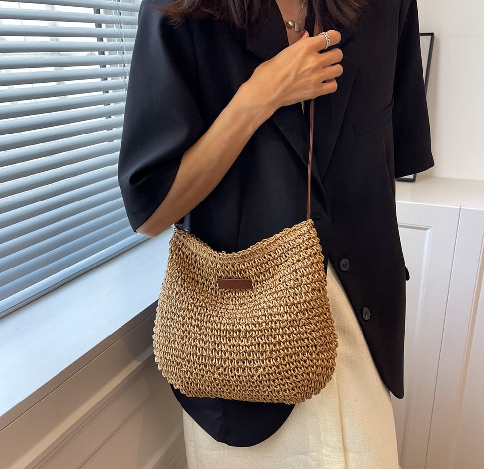 Borsa artigianale donna in paglia intrecciata, borsa a tracolla estiva perfetta per un tocco boho.