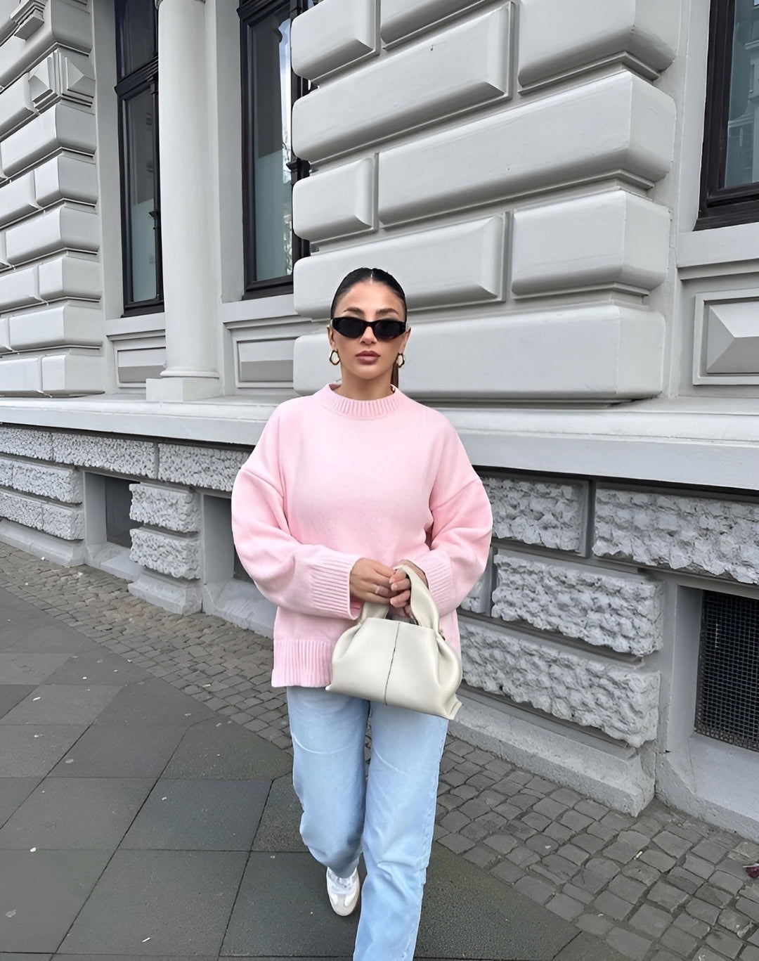 Comodo maglione donna oversize rosa elegante, ideale per un abbigliamento invernale alla moda.
