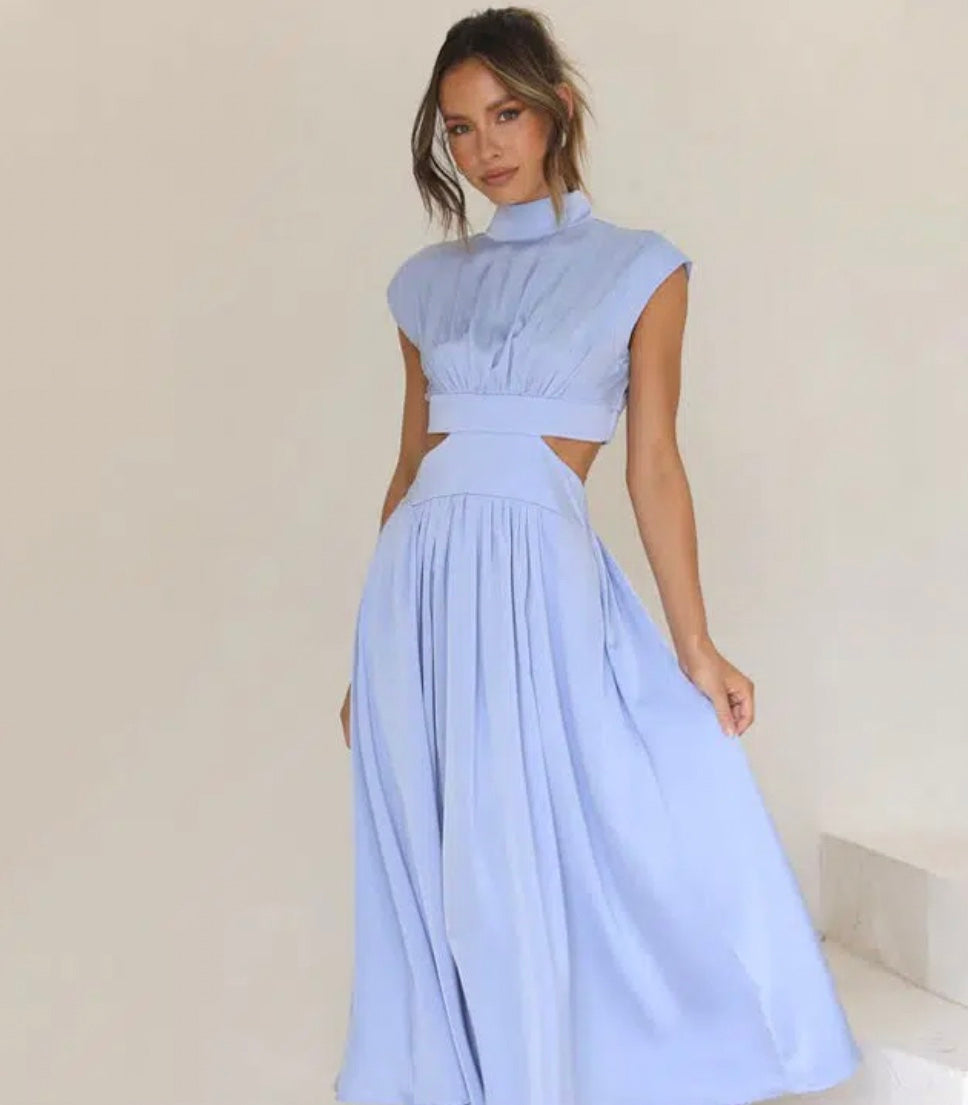 Abito lungo elegante con vestibilità fluida che valorizza la silhouette e aperture discrete sui fianchi.