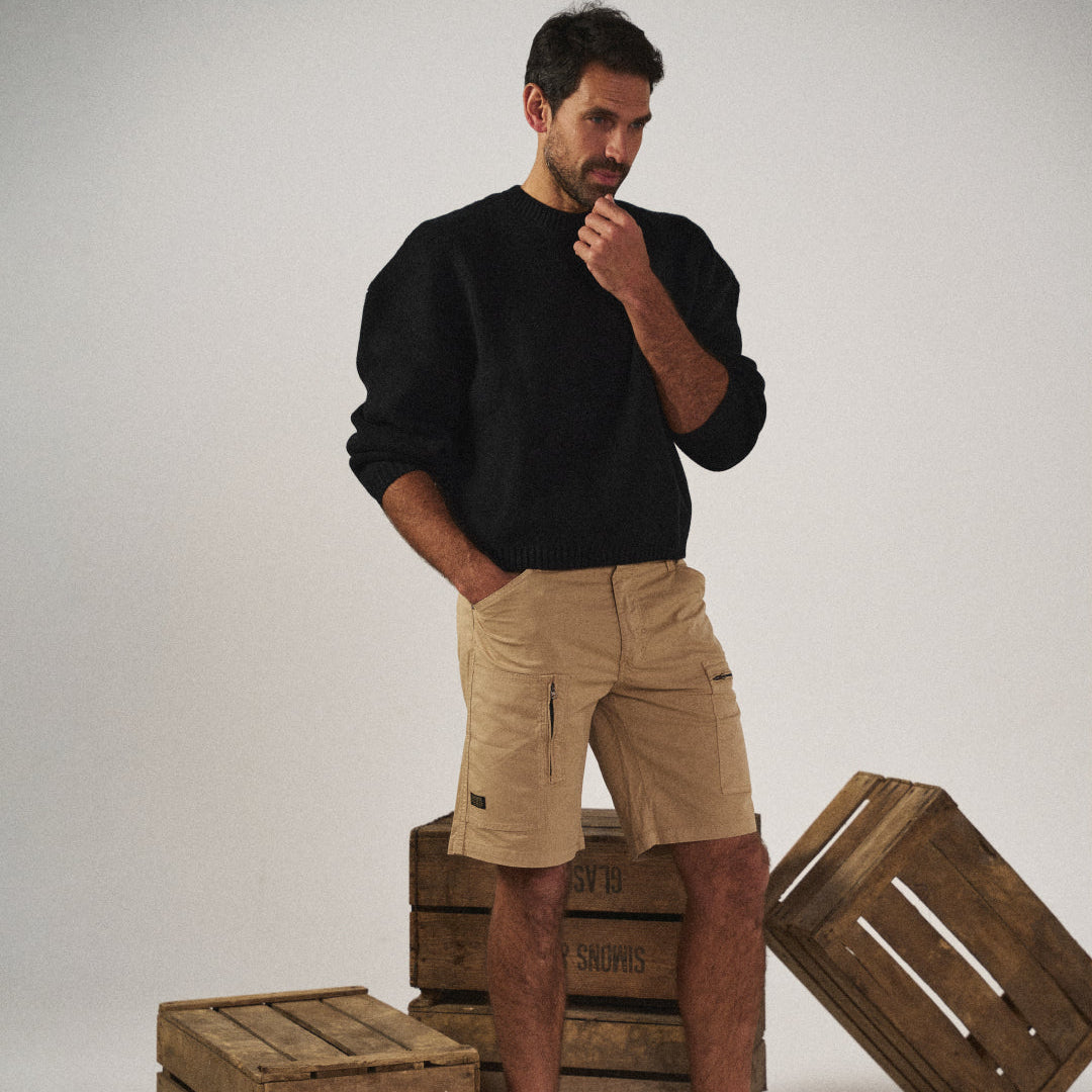 Bermuda cargo uomo verde oliva, vestibilità sartoriale. Tasche utility, ideale per estate, casual ed elegante.