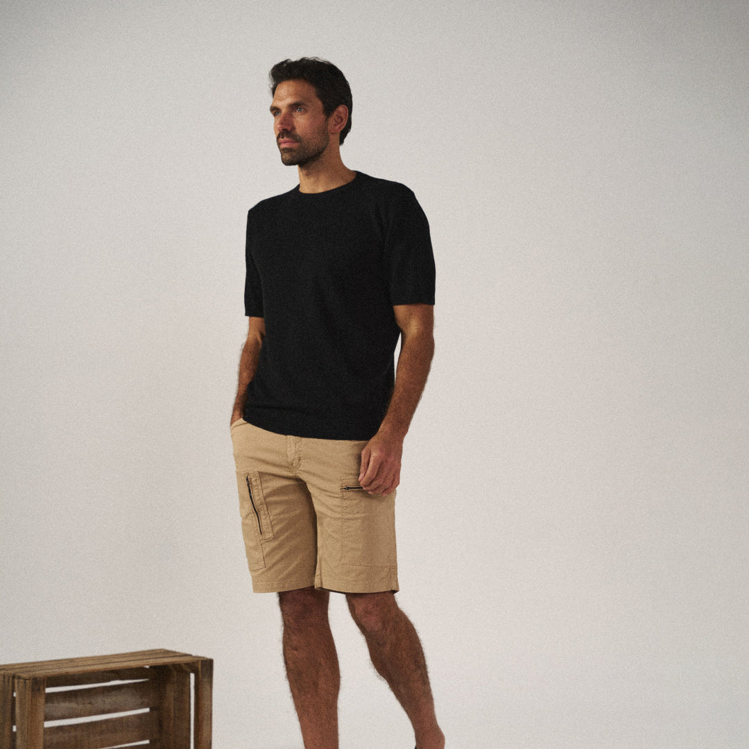 Vista posteriore bermuda cargo uomo sartoriale. Tasche posteriori e taglio raffinato per un look estivo.