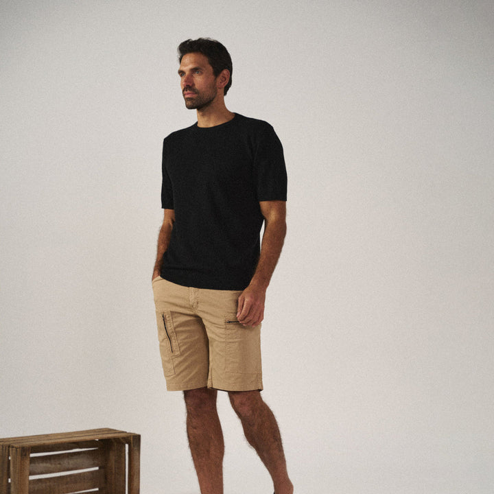 Vista posteriore bermuda cargo uomo sartoriale. Tasche posteriori e taglio raffinato per un look estivo.