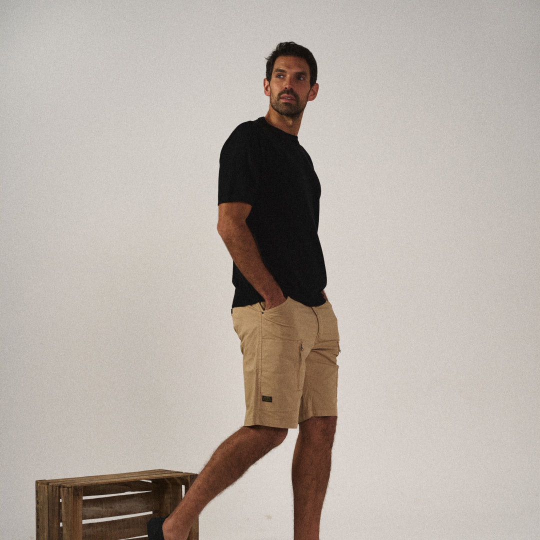 Bermuda cargo uomo, vista frontale. Tasche utility laterali, vestibilità sartoriale. Perfetto per l'estate.