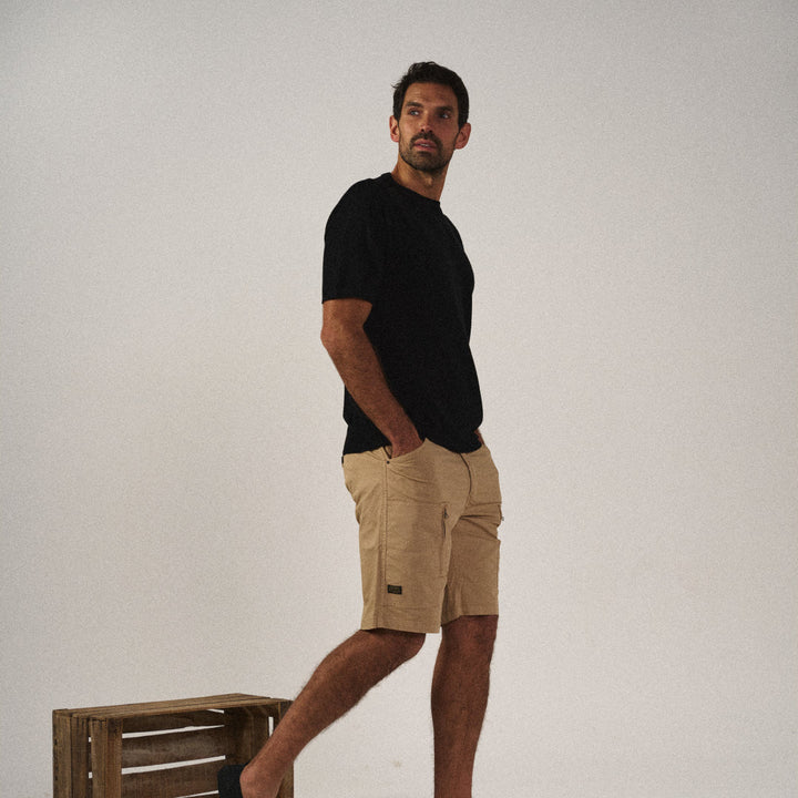 Bermuda cargo uomo, vista frontale. Tasche utility laterali, vestibilità sartoriale. Perfetto per l'estate.