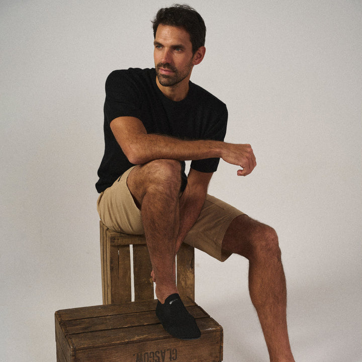 Outfit estivo uomo con bermuda cargo sartoriale. Abbina casual ed eleganza per un look pratico e chic.