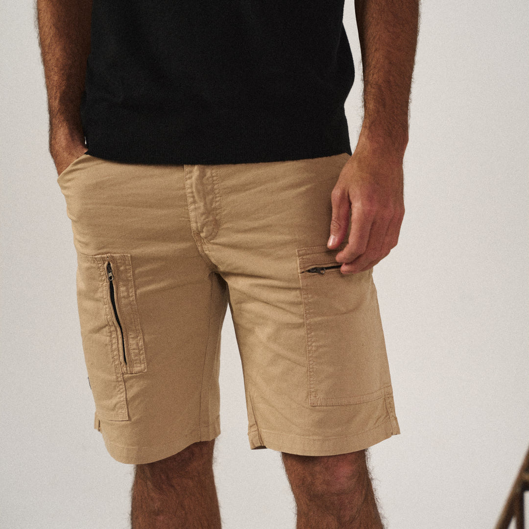 Dettaglio tasca utility bermuda cargo uomo sartoriale. Funzionalità e stile per i tuoi pantaloni corti estivi.