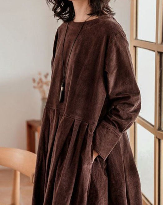 Dettaglio di un abito donna versatile ed elegante, che unisce comfort lussuoso e stile chic. Perfetto per sera o giorno.