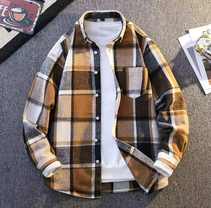 Camicia casual da uomo a quadri con tasca sul petto, vestibilità rilassata. Ideale per la moda uomo e il tempo libero.