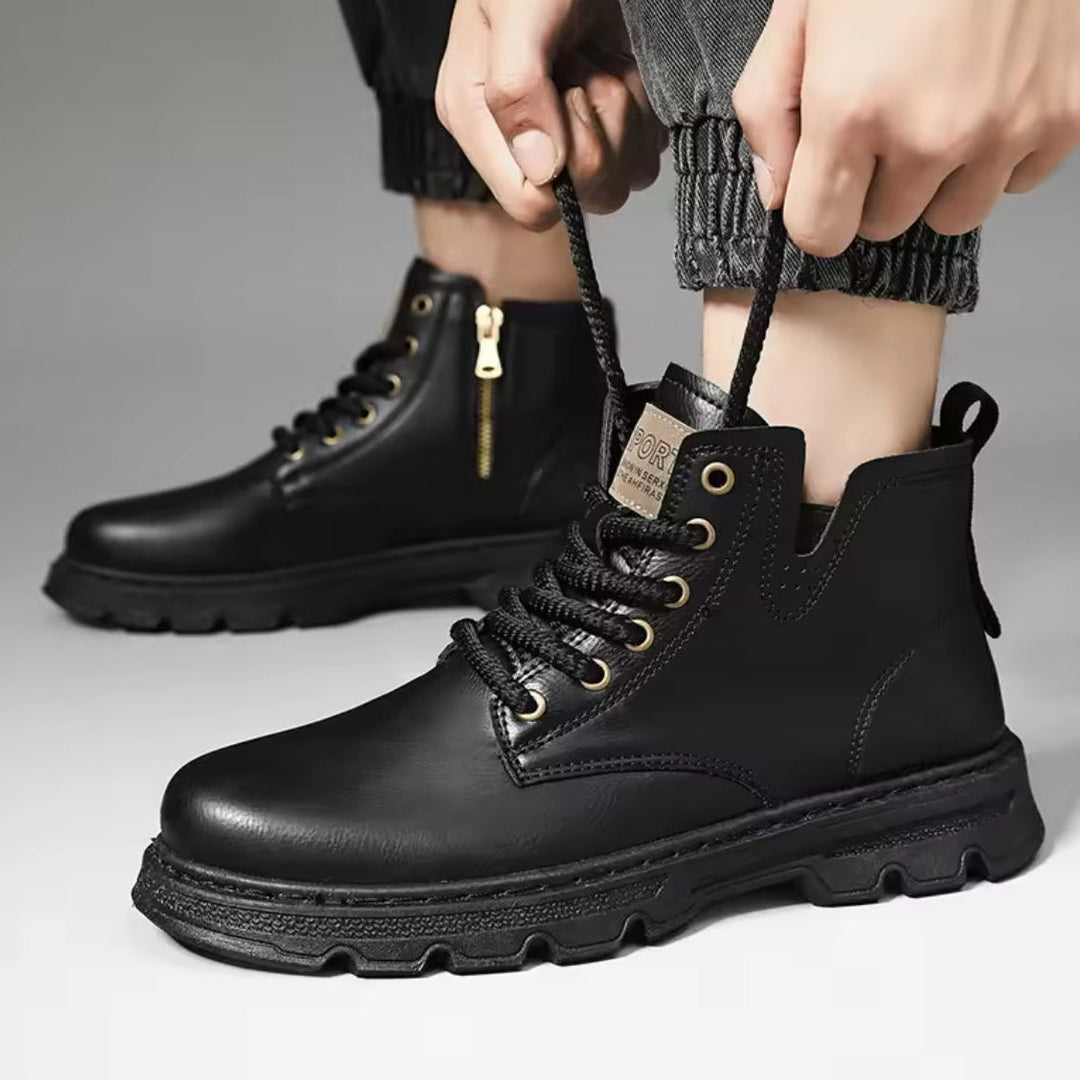 Stivali uomo arancio intenso con cerniera laterale. Suola spessa antiscivolo per un look casual e confortevole.