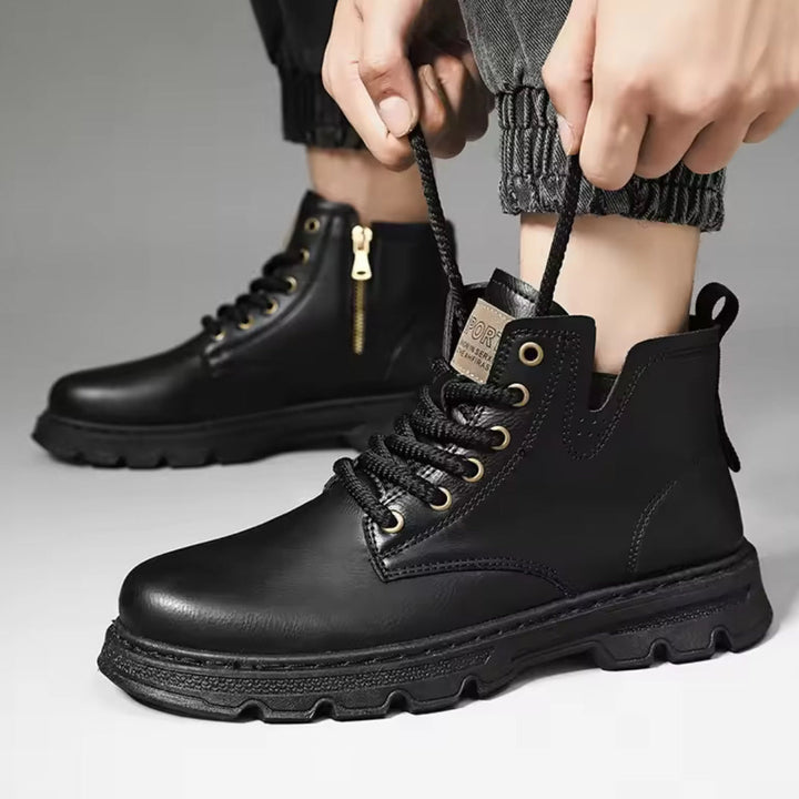 Stivali uomo arancio intenso con cerniera laterale. Suola spessa antiscivolo per un look casual e confortevole.