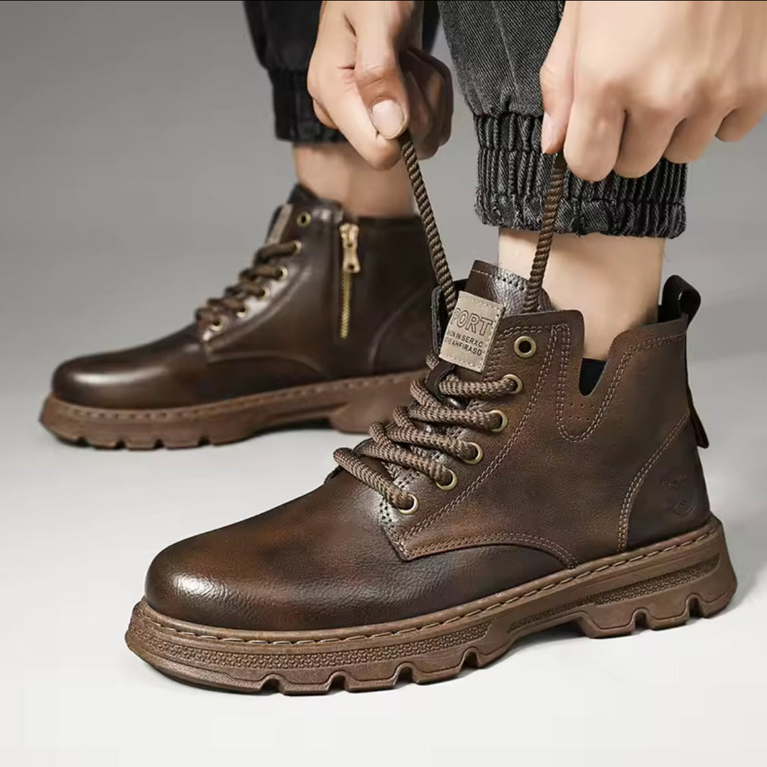 Eleganti stivali uomo neri con cerniera laterale e suola spessa. Comfort e aderenza antiscivolo per ogni giorno.