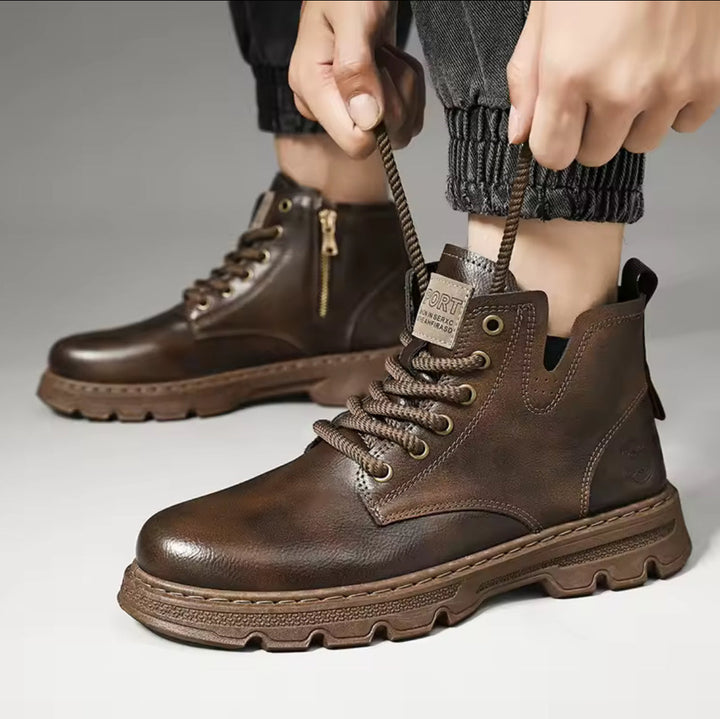 Eleganti stivali uomo neri con cerniera laterale e suola spessa. Comfort e aderenza antiscivolo per ogni giorno.
