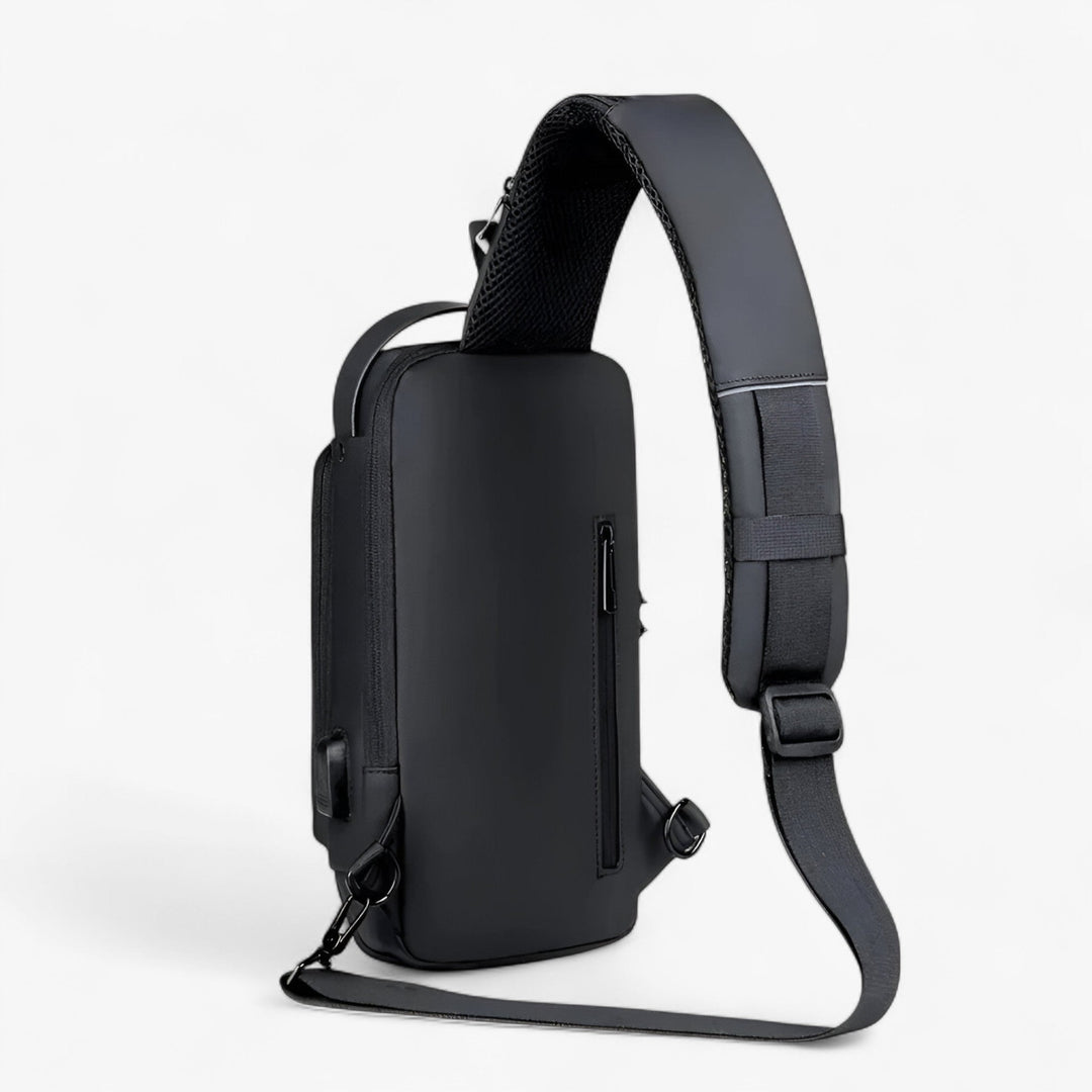 Elegante borsa monospalla uomo in sintetico, design moderno. Accessorio funzionale per città e quotidianità.