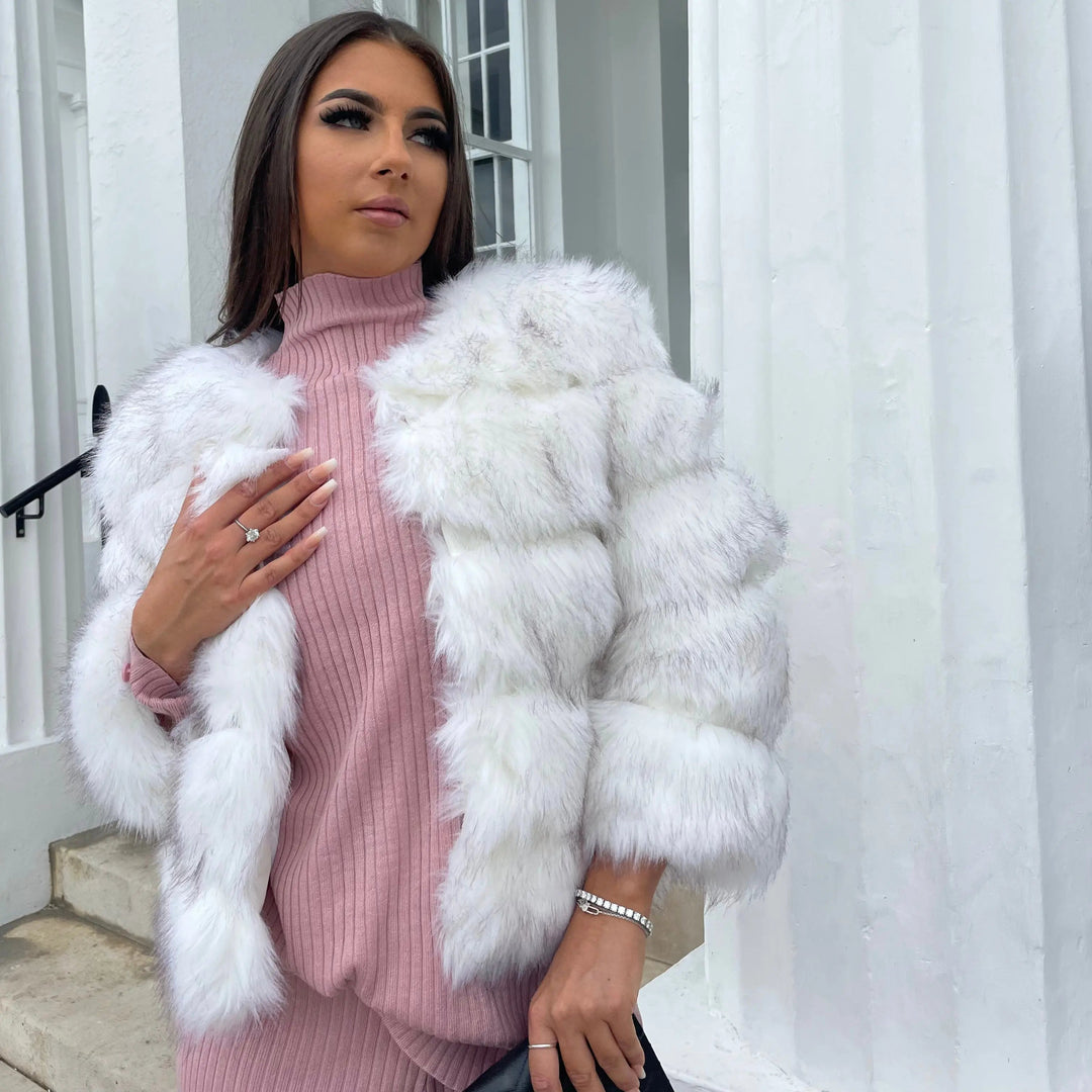 Giacca corta elegante donna in pelliccia sintetica per un look autunnale-invernale alla moda. Collo tondo.