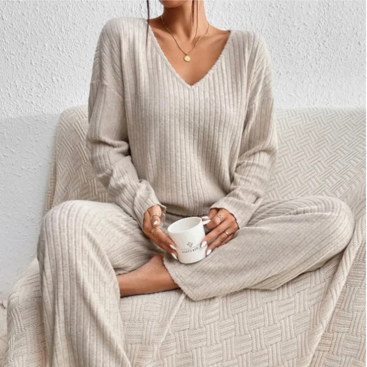 Moderno completo loungewear donna morbido, maglione scollo a V e pantaloni dritti per comfort e stile invernale.