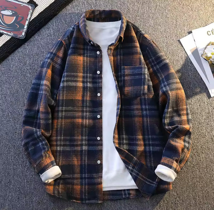 Camicia uomo a quadri, vestibilità rilassata, tasca sul petto. Perfetta per look casual e abbigliamento quotidiano.