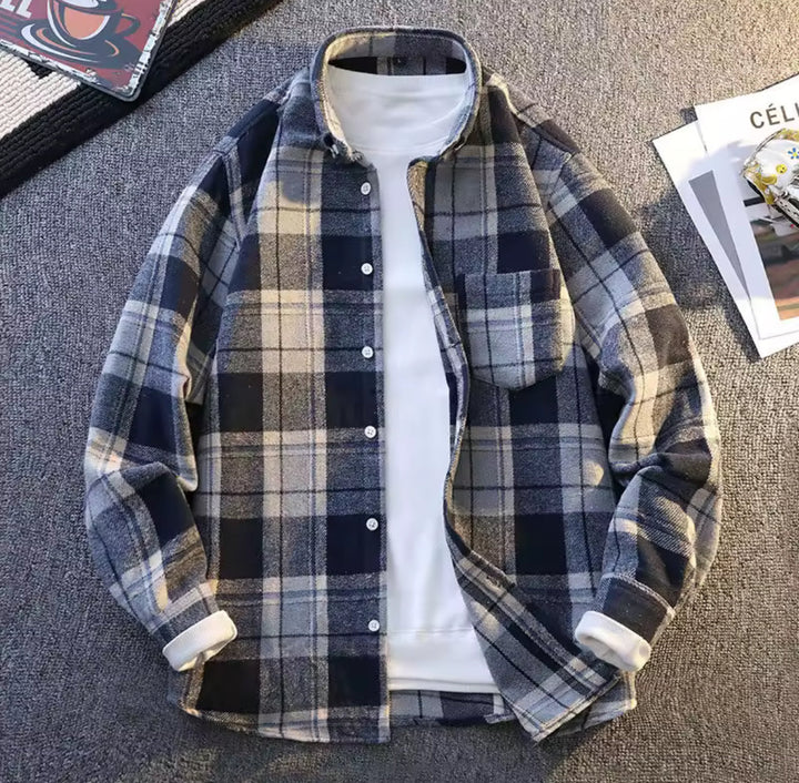 Camicia uomo a manica lunga con motivo a quadri. Vestibilità comoda e versatile per ogni outfit maschile.