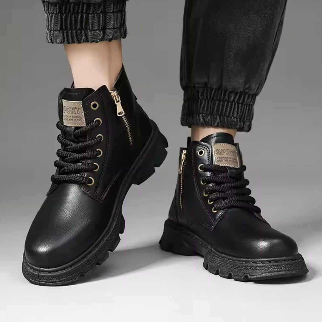 Stivali uomo neri casual con cerniera laterale. Suola spessa antiscivolo per comfort e stile quotidiano.