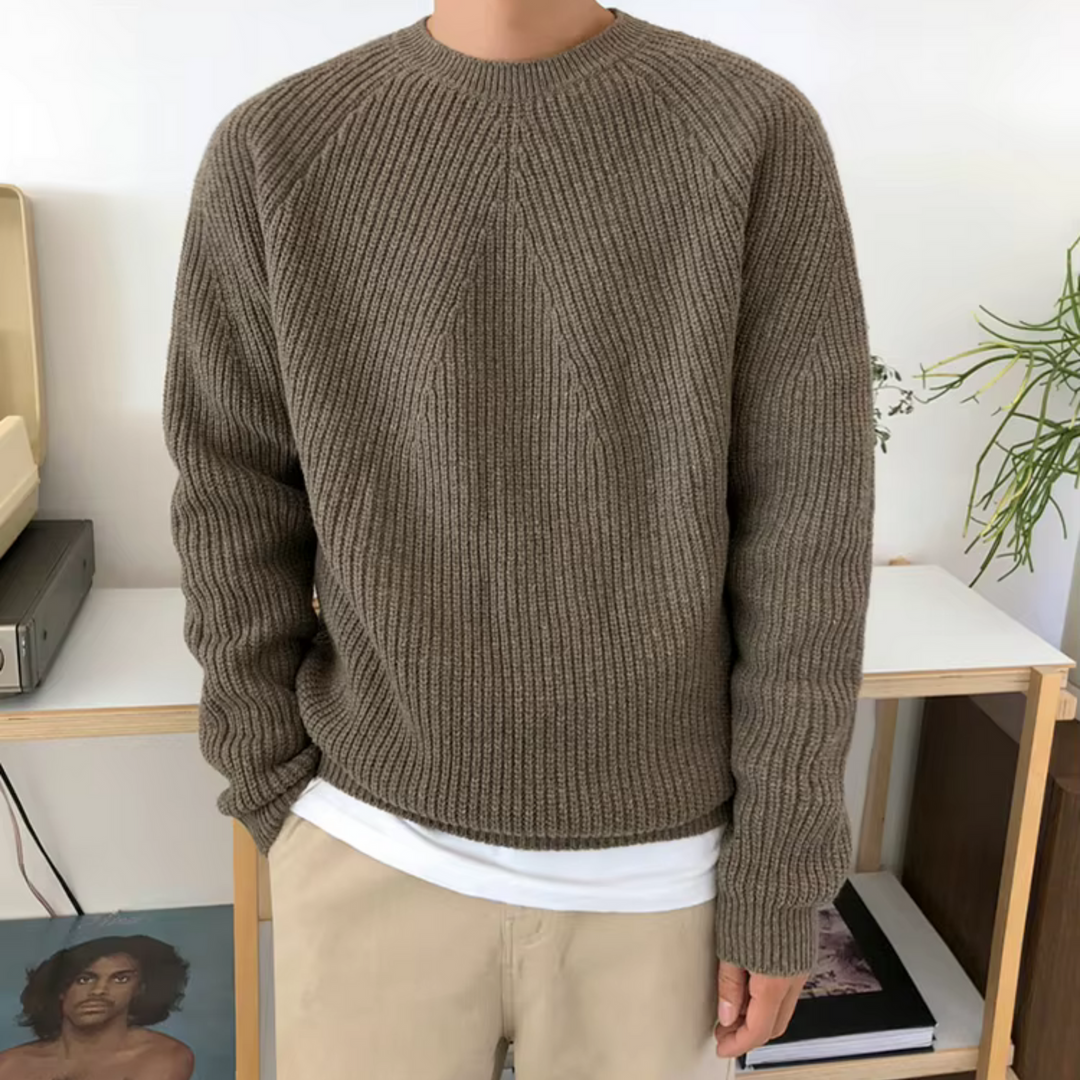 Pullover uomo a costine con girocollo, ideale per outfit smart casual, comfort e moda maschile.