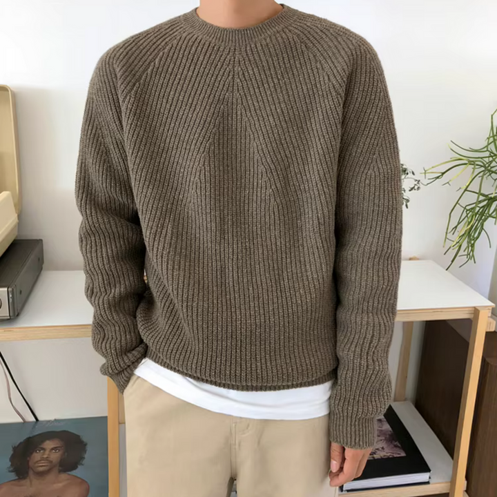 Pullover uomo a costine con girocollo, ideale per outfit smart casual, comfort e moda maschile.