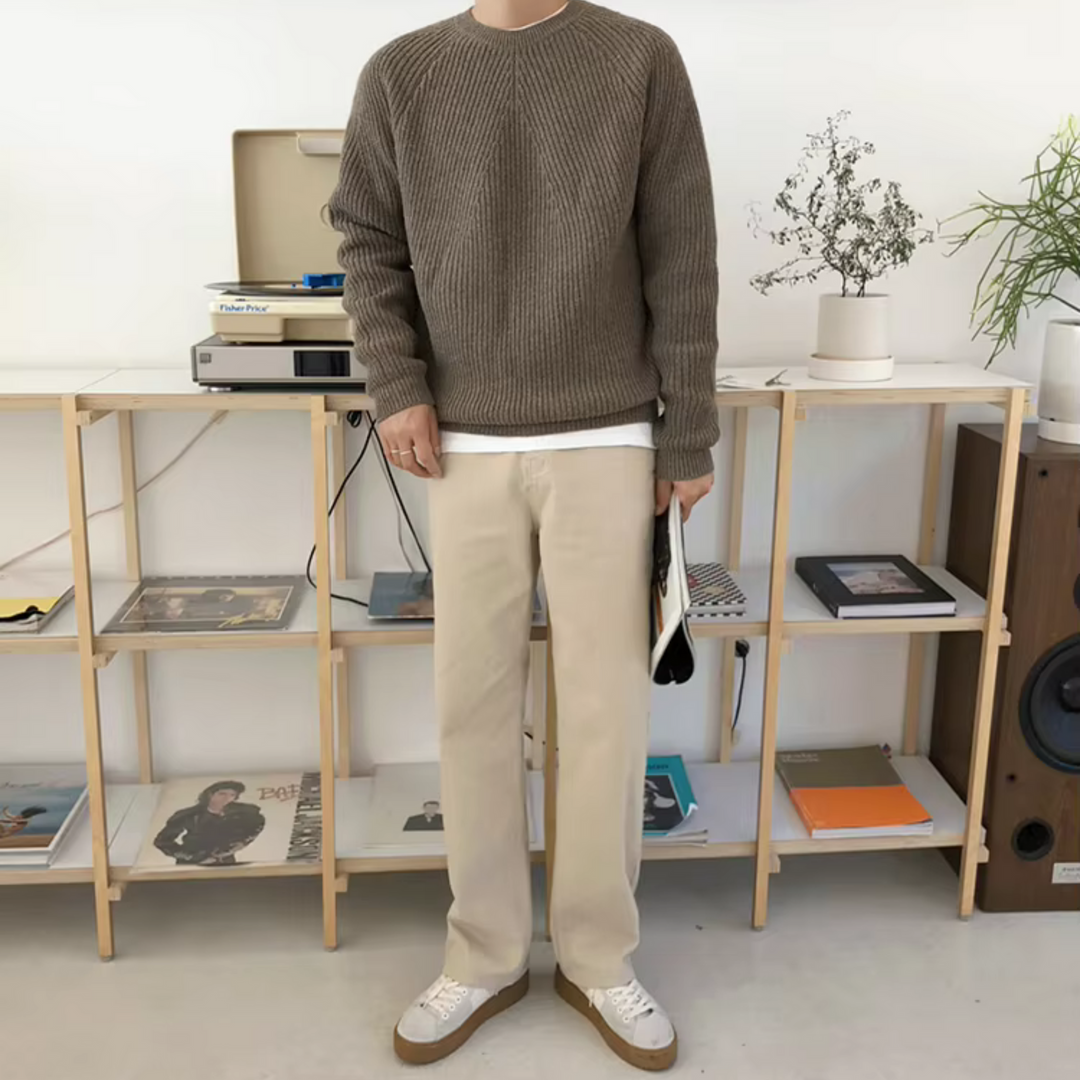 Primo piano del pullover uomo a costine, maglieria girocollo per un comfort elevato e stile casual elegante.