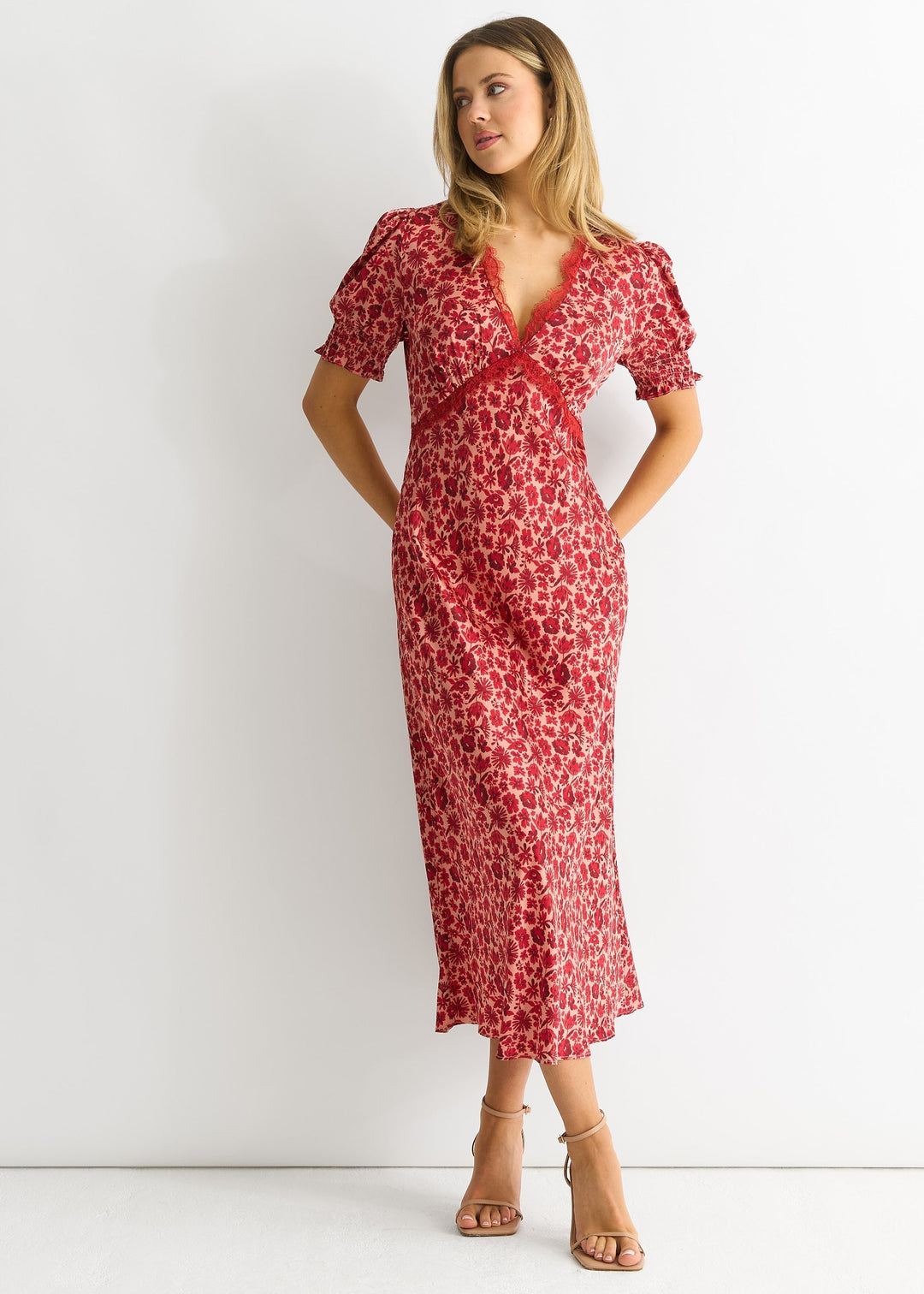 Abito rosso midi da donna con scollo a V e pizzo floreale, perfetto per cerimonia o look casual chic.