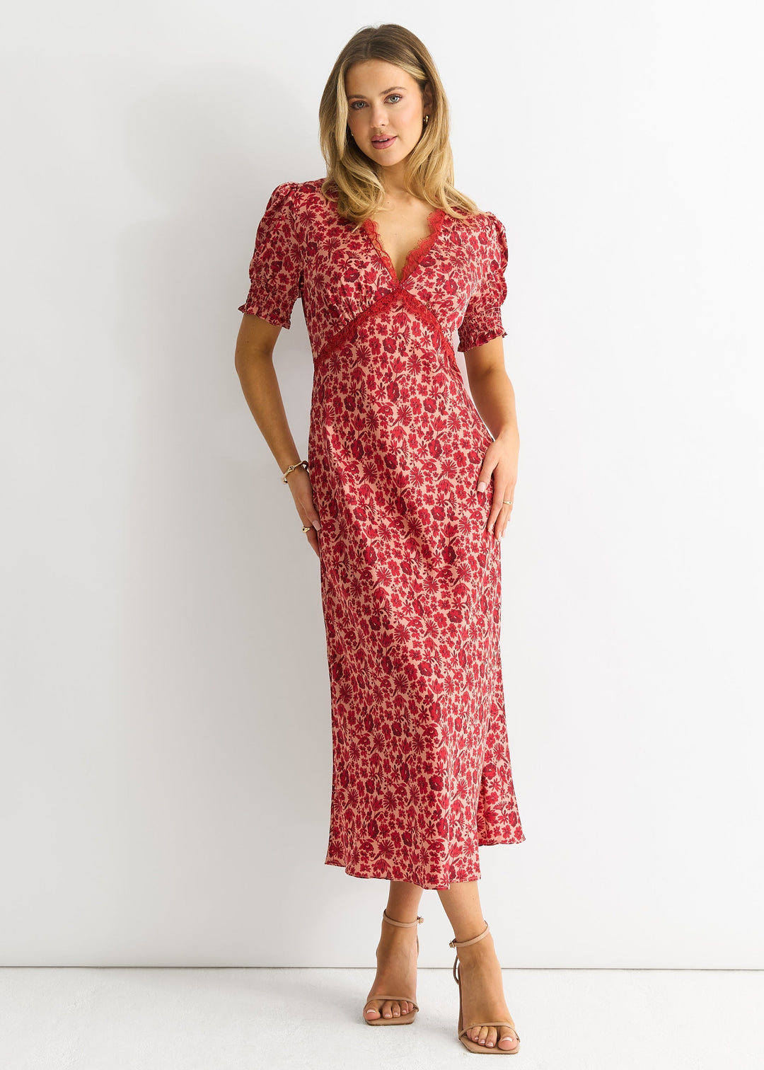 Abito midi da donna rosso con scollo a V e dettagli in pizzo floreale. Perfetto per serate eleganti e cerimonie.